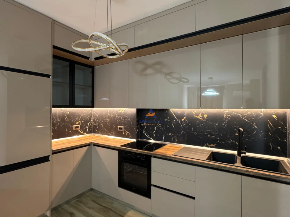 Tirane, jepet me qera apartament 1+1+Ballkon Kati 7, 70 m² 600 € (ish parku)