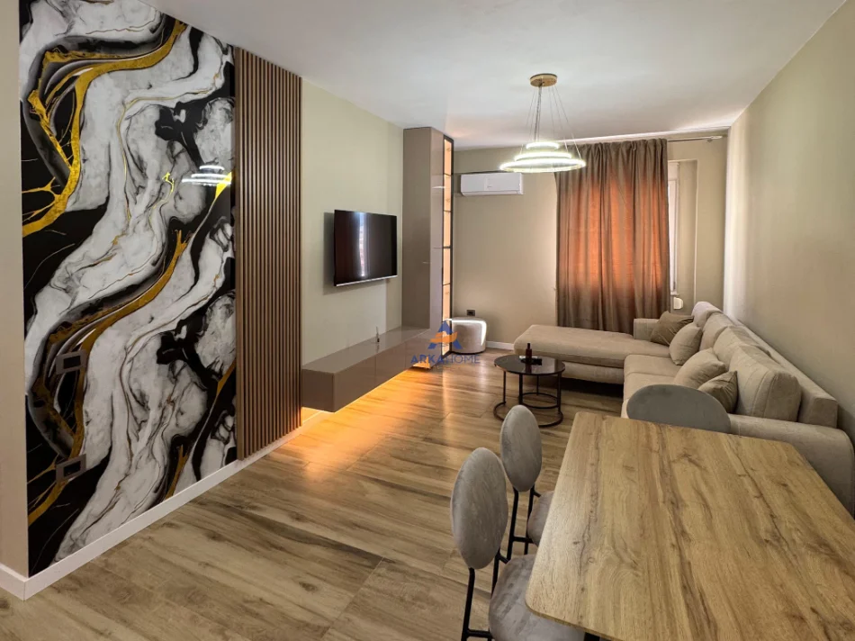 Tirane, jepet me qera apartament 1+1+Ballkon Kati 7, 70 m² 600 € (ish parku)