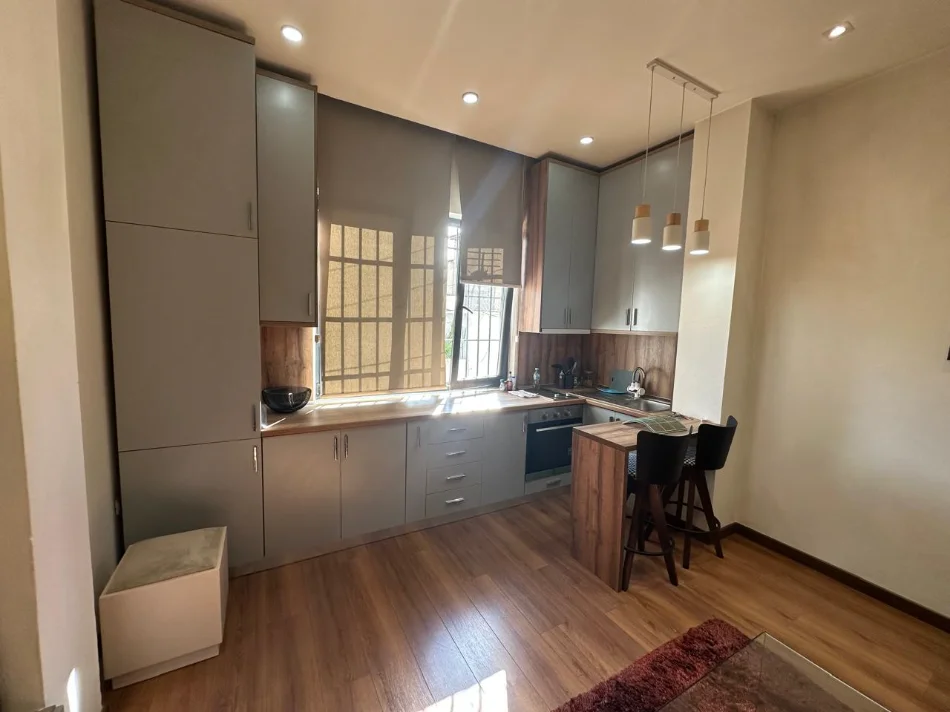 Tirane, jepet me qera apartament 1+1 Kati 1, 59 m² 600 € (9-Kateshet/Pas Rossman)