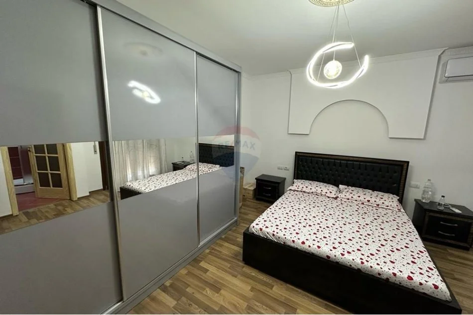 Tirane, jepet me qera apartament 2+1+Ballkon Kati 3, 100 m² 700 € (Kopshti Botanik)