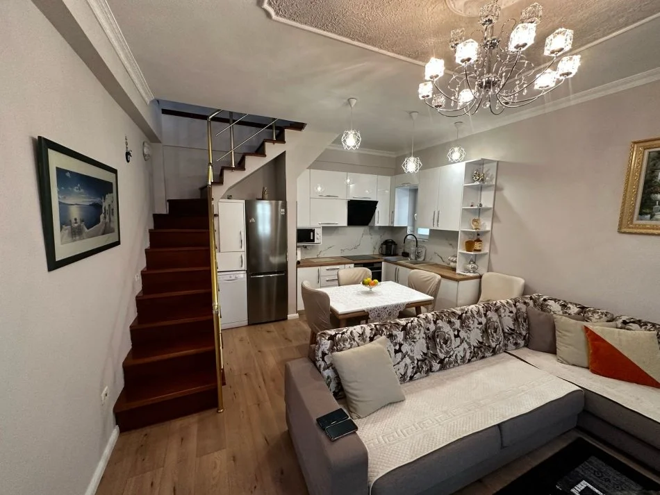 Tirane, jepet me qera apartament duplex 3+1+Ballkon Kati 2, 120 m² 650 € (Rruga gjin gjergji)