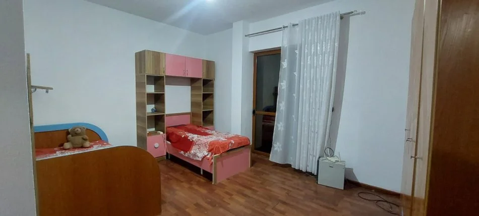 Tirane, jepet me qera apartament 2+1+Ballkon Kati 3, 120 m² 500 € (5 Maji)
