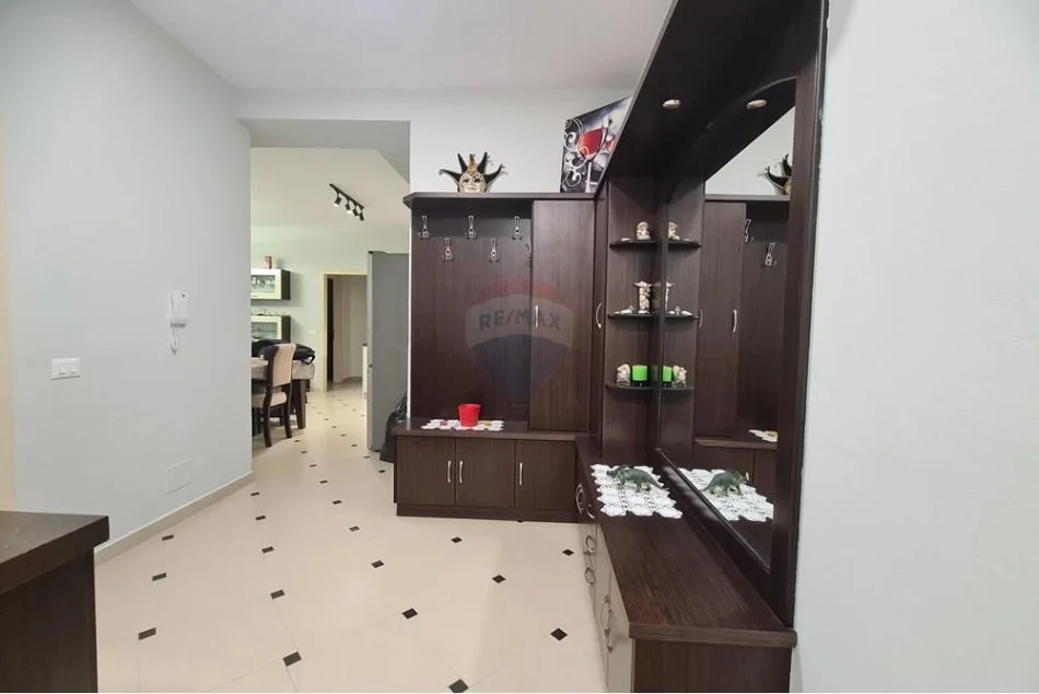 Tirane, jepet me qera apartament 2+1 Kati 6, 118 m² 500 € (Yzberisht 'KMY')