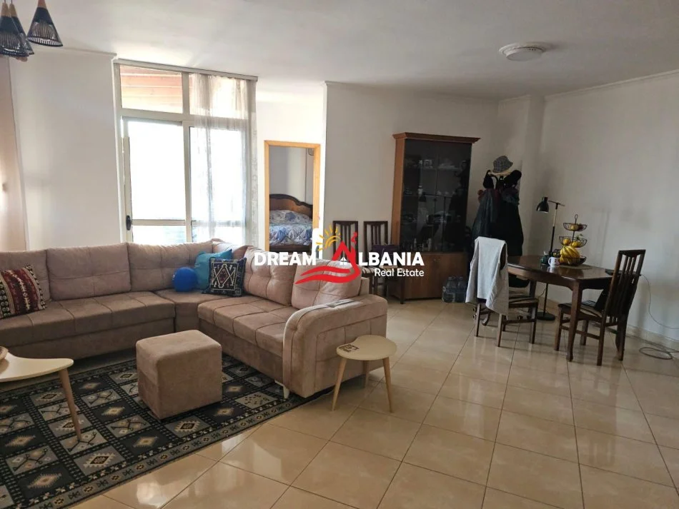 Tirane, jepet me qera apartament 2+1 , 110 m² 650 € (Rruga e Barrikadave)