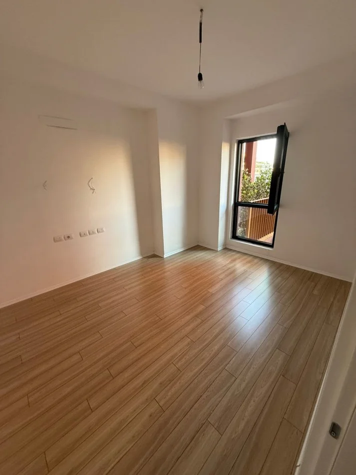 Tirane, jepet me qera zyre Kati 4, 113 m² 1.300 € (Garden Building)