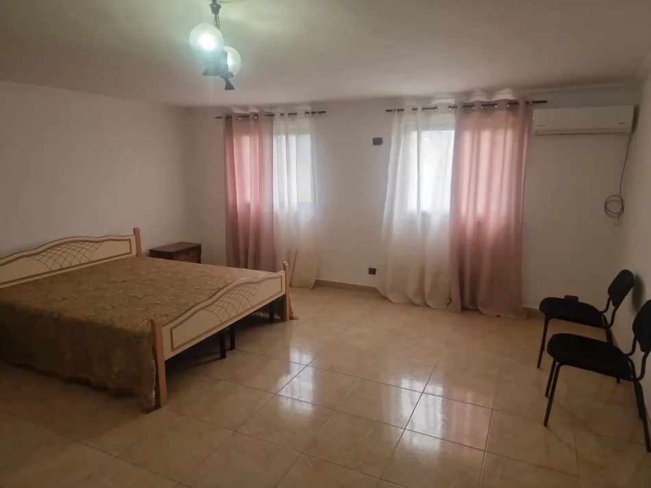 Tirane, jepet me qera apartament 2+1 Kati 4, 90 m² 90 € (Hotel Colosseu Rruga e Durrsit)