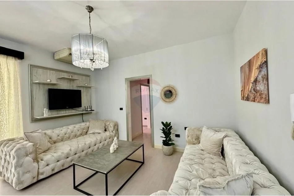 Tirane, jepet me qera apartament 2+1 Kati 5, 90 m² 700 € (Apartament luksoz 2+1+2+ post parkimi me qira ne hyrje te Liqenit te Thate)