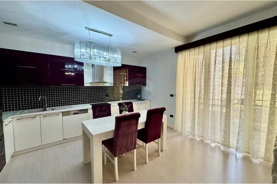 Tirane, jepet me qera apartament 2+1 Kati 5, 90 m² 700 € (Apartament luksoz 2+1+2+ post parkimi me qira ne hyrje te Liqenit te Thate)