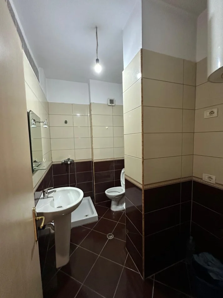 Tirane, shitet apartament 1+1+Ballkon Kati 7, 83 m² 105.000 € (Yzberisht tek Kmy)