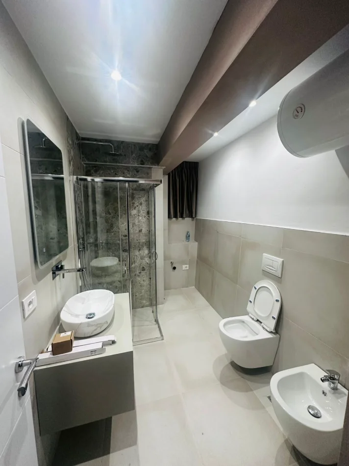 Tirane, jepet me qera apartament 1+1+Ballkon Kati 1, 70 m² 450 € 