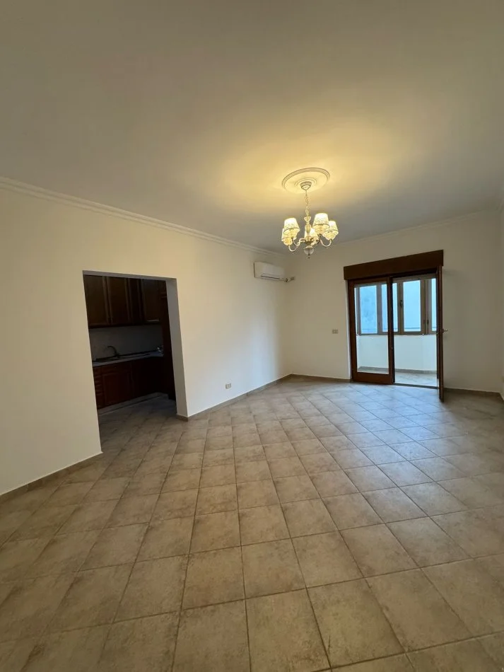 Tirane, jepet me qera apartament 2+1+Ballkon Kati 2, 130 m² 700 € (rruga Qemal Stafa)