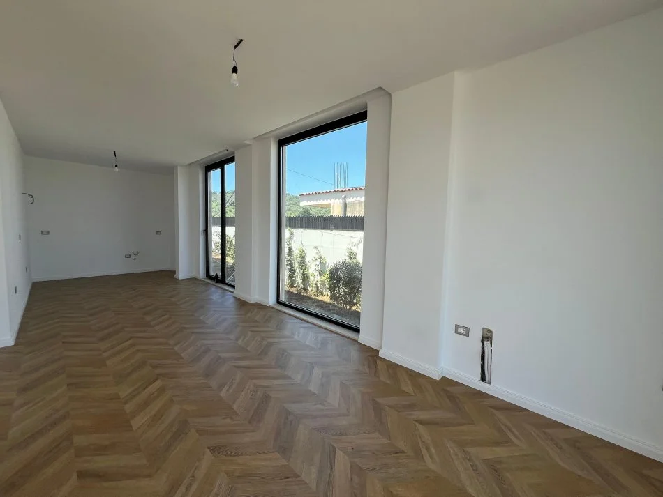 Tirane, jepet me qera Vile 4+1 Kati 0, 670 m² 5.000 € (teg)