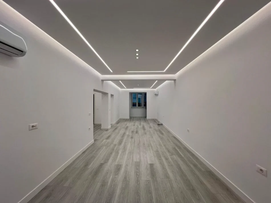 Tirane, jepet me qera ambjent biznesi Kati 2, 80 m² 1.000 € (Rruga e Barrikadave)