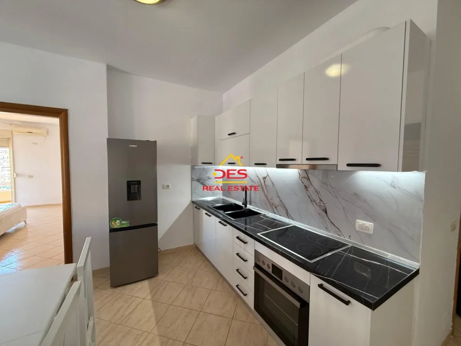 Vlore, jepet me qera apartament 1+1+Ballkon Kati 7, 75 m² 350 € (Rr Kosova, Vlorë)