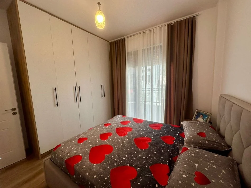 Tirane, jepet me qera apartament 1+1+Aneks+Ballkon Kati 1, 65 m² 450 € (Kinostudio)
