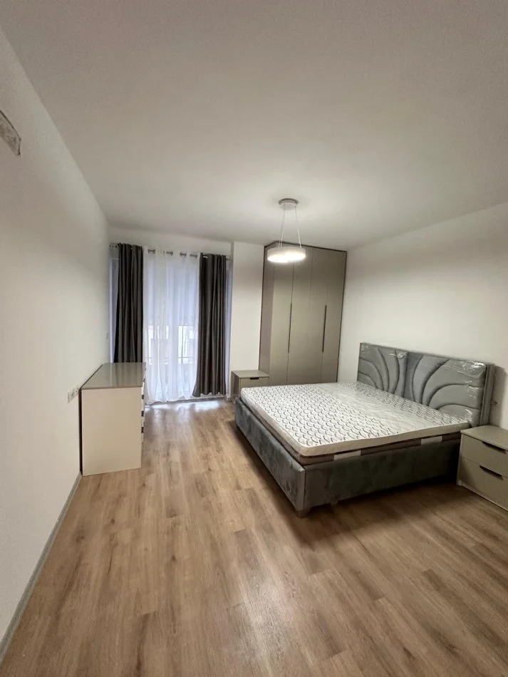 Tirane, jepet me qera apartament 1+1 , 350 € (Sheshi Garibaldi)