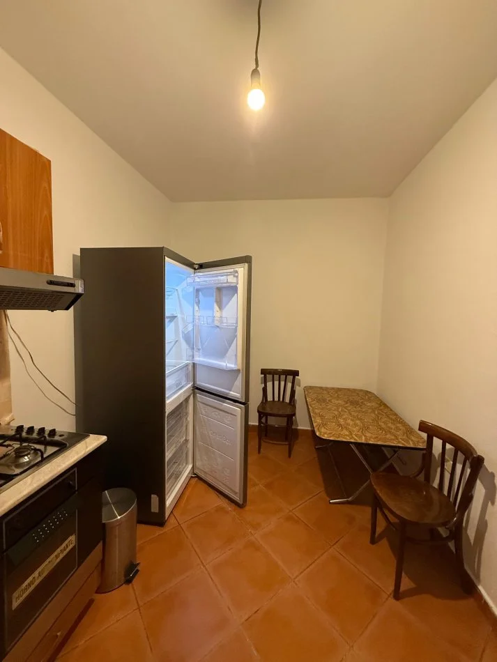 Tirane, jepet me qera apartament 2+1+Ballkon , 700 € (Bulevardi Zogu I)