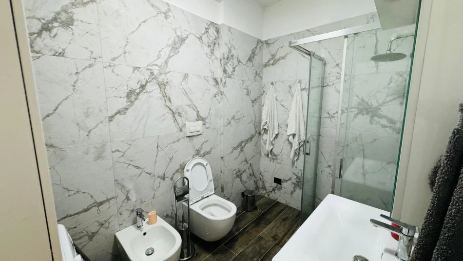Tirane, jepet me qera 1+1 Kati 2, 75 m² 850 € (Teg)