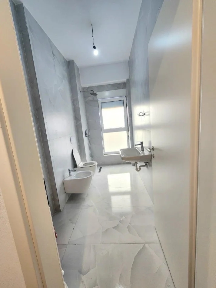 Tirane, jepet me qera apartament 1+1 Kati 2, 65 m² 360 € (Kompleksi Kaimi)
