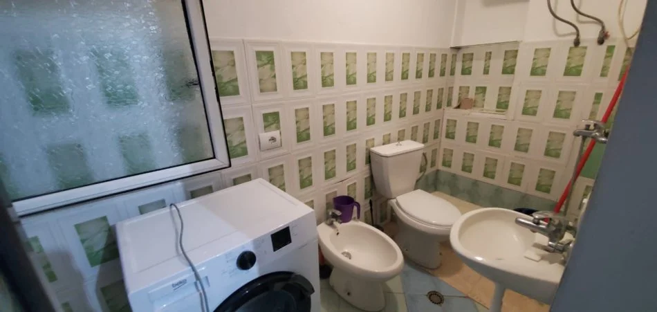 Tirane, jepet me qera apartament 1+1+Ballkon Kati 5, 60 m² 400 € (Brryl)