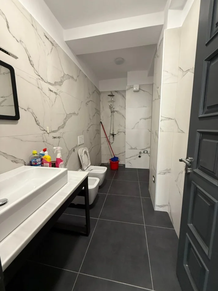 Tirane, jepet me qera 2+1 , 110 m² 860 € 