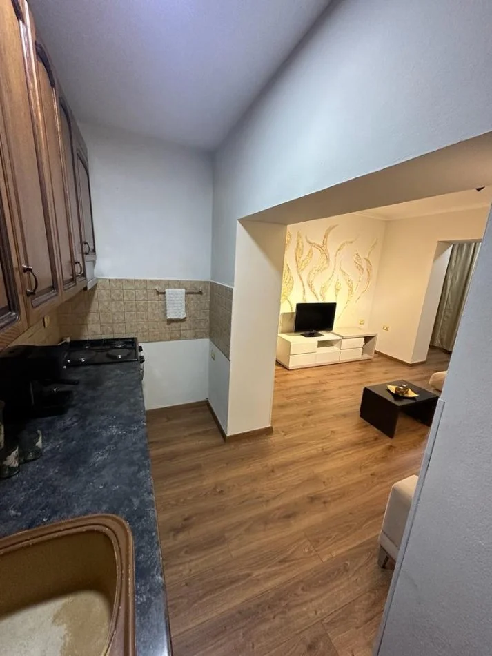Tirane, jepet me qera apartament 2+1+Ballkon Kati 1, 80 m² 550 € (Stacioni i Trenit Mulliri Vjeter)