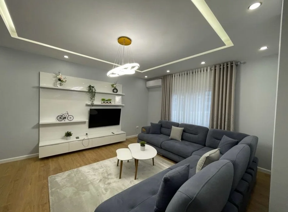 Tirane, jepet me qera apartament 2+1+Ballkon Kati 4, 105 m² 800 € (Zogu i Zi)