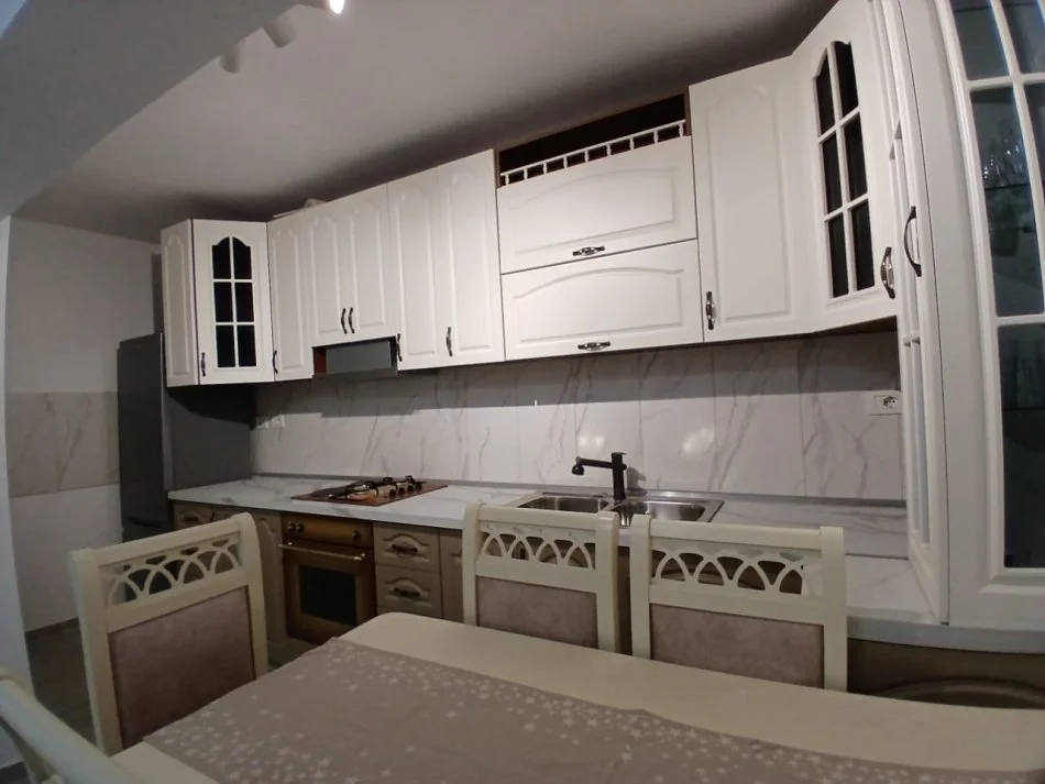 Tirane, jepet me qera apartament 2+1 Kati 1, 80 m² 550 € (rruga Muhamed Gjollesha)