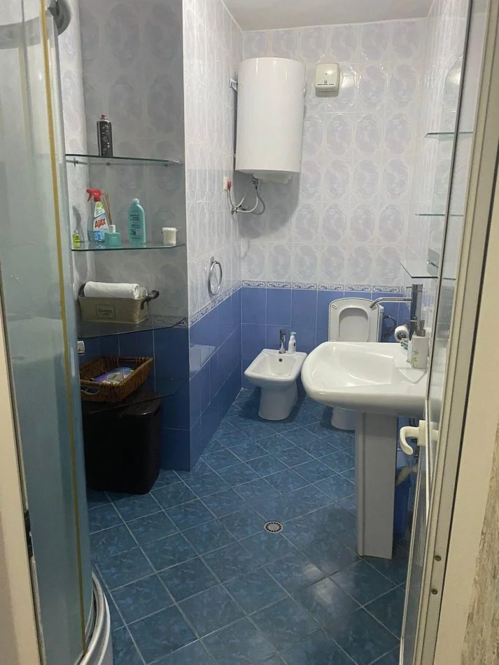 Tirane, jepet me qera apartament 2+1 , 500 €