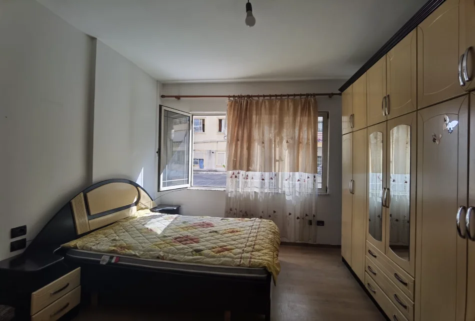 Tirane, jepet me qera apartament 3+1+Aneks+Ballkon , 600 € (astir, unaza e re)