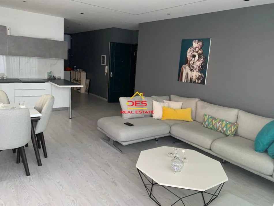 Vlore, jepet me qera apartament 2+1+Ballkon Kati 10, 90 m² 500 € (Rruga Irakli Pylli)