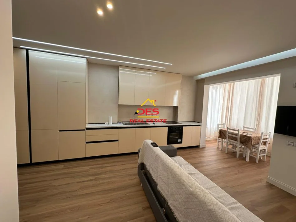 Vlore, jepet me qera apartament 1+1+Ballkon Kati 3, 70 m² 400 € (Rruga Murat Tërbaçi)