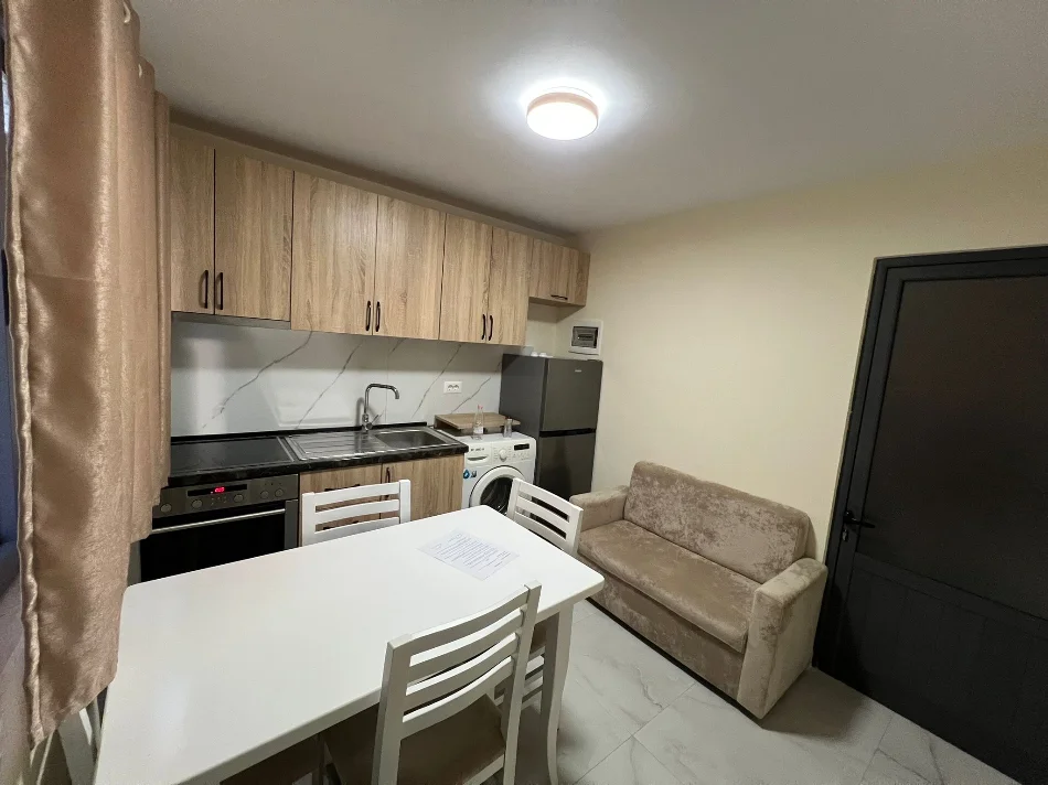 Tirane, jepet me qera apartament 1+1+Ballkon Kati 1, 40 m² 350 € (Shkolla e Bashkuat)