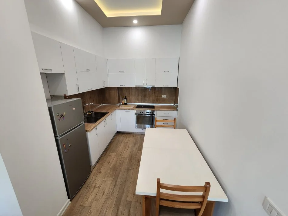 Tirane, jepet me qera apartament 2+1+Ballkon Kati 2, 95 m² 800 € (Liqeni Thate Prane Hotel Sokratit)