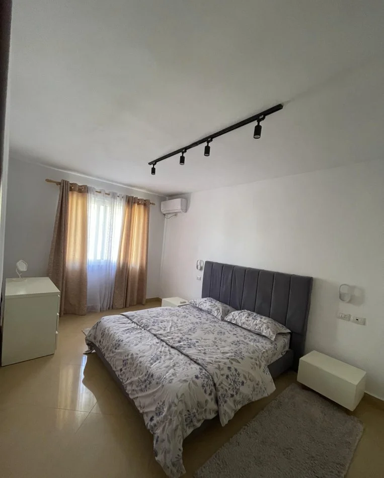 Tirane, jepet me qera 2+1 Kati 4, 85 m² 750 € (Sheshi Skenderbej)
