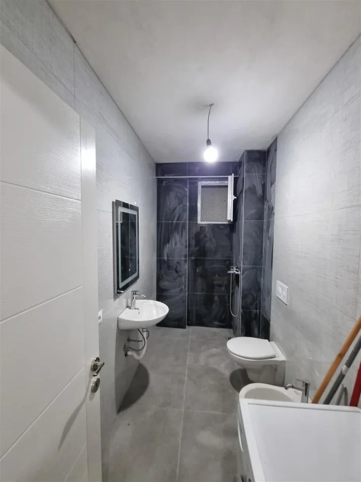 Tirane, jepet me qera apartament 2+1+Ballkon Kati 7, 100 m² 650 € (Ali Dem)