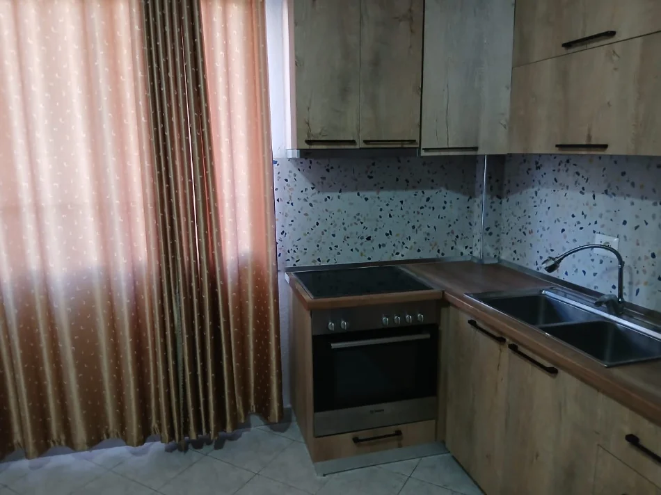 Tirane, jepet me qera apartament 1+1 Kati 1, 70 m² 350 € (Sauk I Ri ,rruga 3 Vllezerit Kondi)
