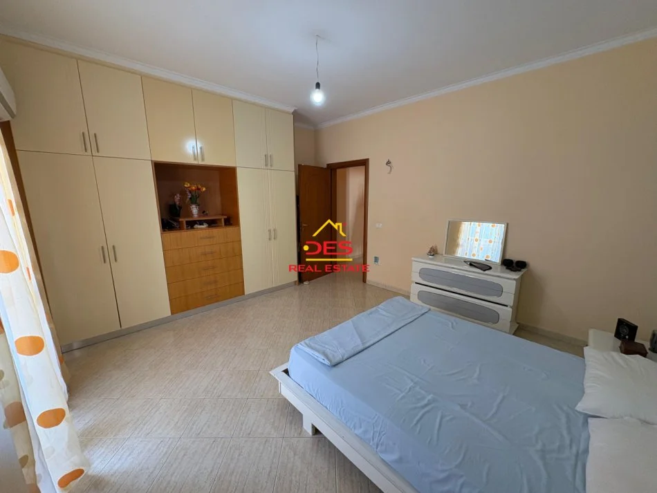 Vlore, jepet me qera apartament 2+1+Ballkon Kati 6, 100 m² 550 € (Rruga Murat Tërbaçi)