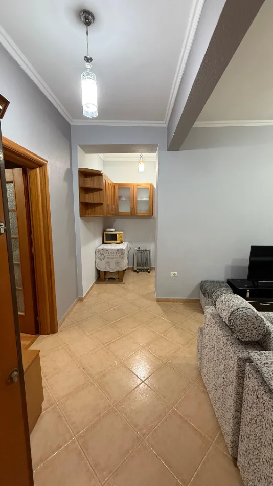 Tirane, jepet me qera apartament 1+1 Kati 1, 65 m² 550 € (Garda)