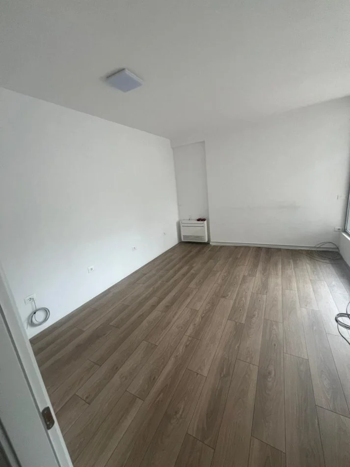 Tirane, jepet me qera zyre Kati 1, 140 m² 2.500 € (RRUGA KAVAJES)