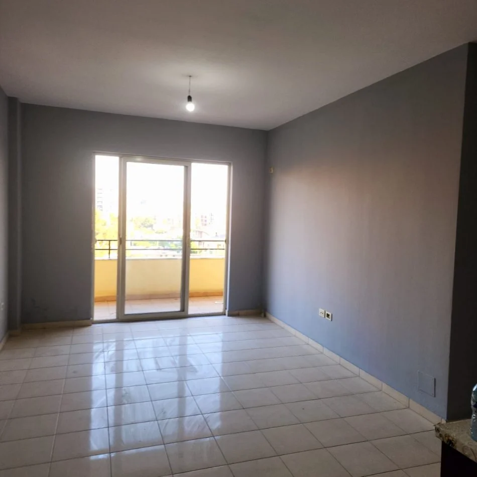 Tirane, jap me qera apartament 1+1+Ballkon Kati 4, 95 m² 250 € (Bulevardi Blu - Prane Bau Market)
