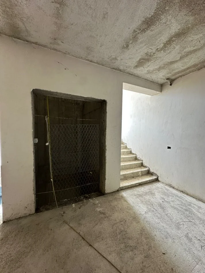 Tirane, shitet godina 16.000 m² 3.500.000 € (Maminas-Rruga e Shilores)