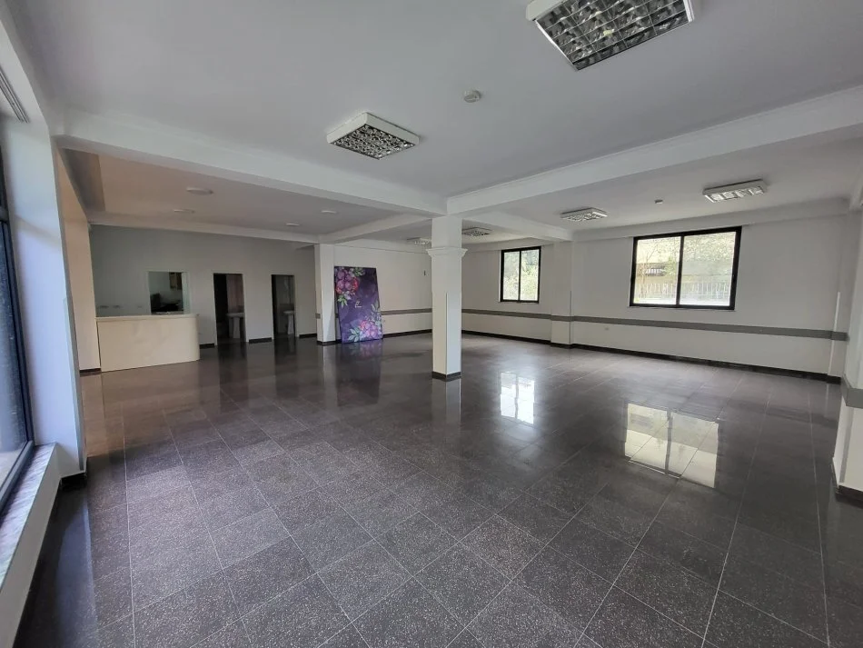 Tirane, jepet me qera ambjent biznesi Kati 1, 366 m² 2.300 € (Rruga Kujtim Laro)