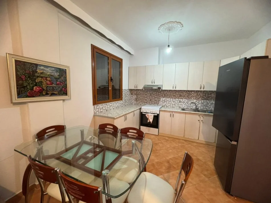 Tirane, jepet me qera apartament 2+1+Ballkon Kati 1, 98 m² 500 € (pranë Kristal Cente)