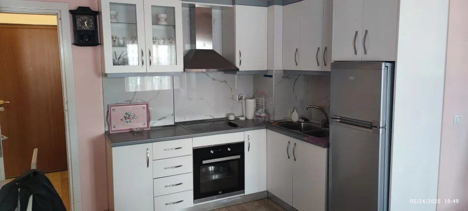Pogradec, Shitet apartament 2+1+Ballkon Kati 6 i parafundit me ashensor me Hipotekë 82 m² 10.500.000 Lekë të reja Rr. Sul Starovari Mob. +355673651512