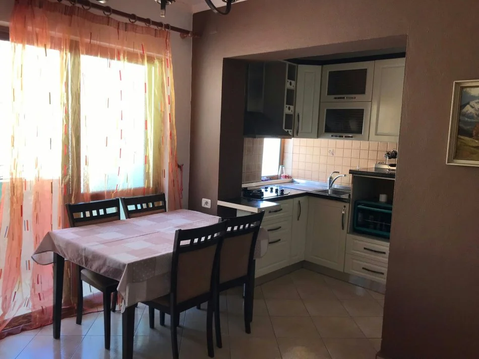 Tirane, jepet me qera apartament 2+1 Kati 3, 65 m² 400 € (oxhaku)