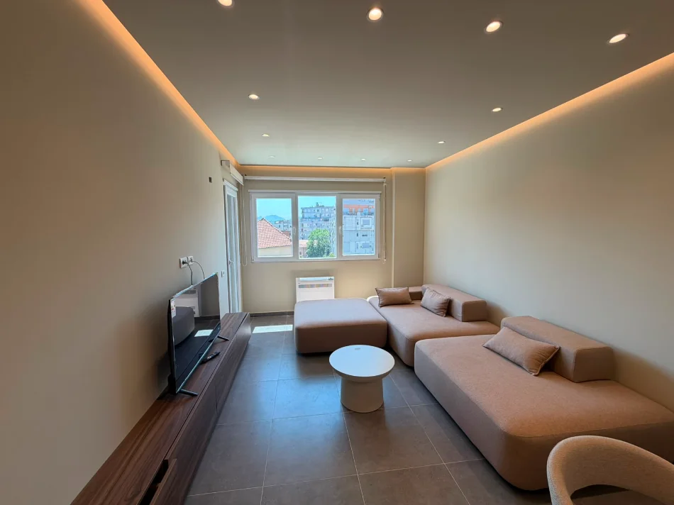 Tirane, jepet me qera apartament 2+1 , 1.300 € 