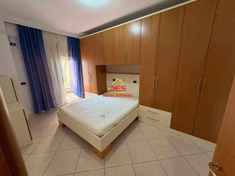 Vlore, jepet me qera apartament 2+1+Ballkon Kati 5, 110 m² 400 € (Rr 7 Nëntori)
