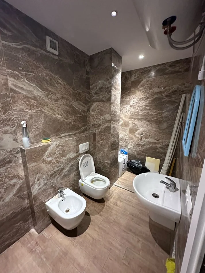 Tirane, jepet me qera ambjent biznesi Kati 3, 121 m² 1.000 € 