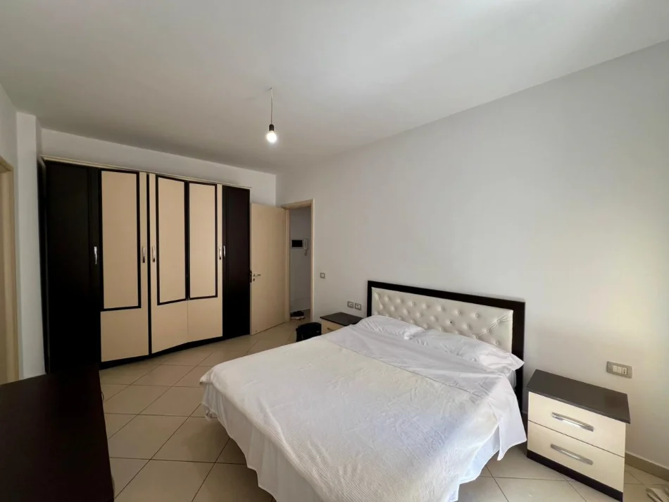 Tirane, jepet me qera apartament 2+1+Ballkon Kati 1, 96 m² 450 € (Rruga Besim Alla)